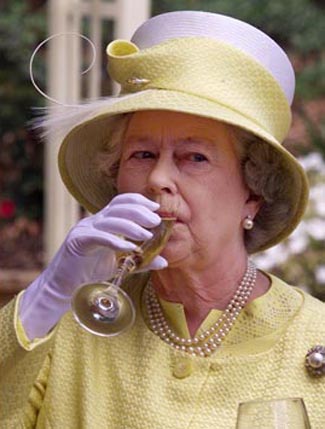 La Reine Elizabeth II boit son vin