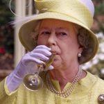 La Reine Elizabeth II boit son vin