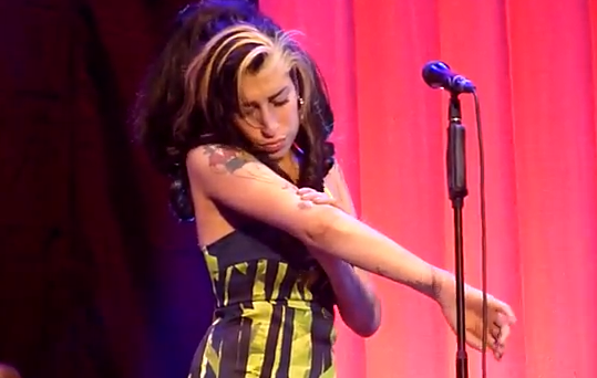 Amy Winehouse vérifie son infection au bras